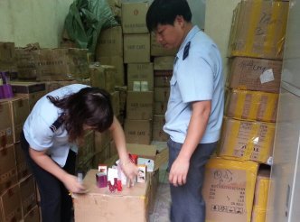 Kiểm tra hàng mỹ phẩm nhập khẩu